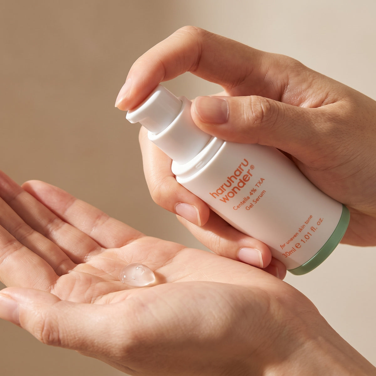 Clear HARUHARU WONDER Centella 4% TXA Gel Serum pumped as a bead into an open palm